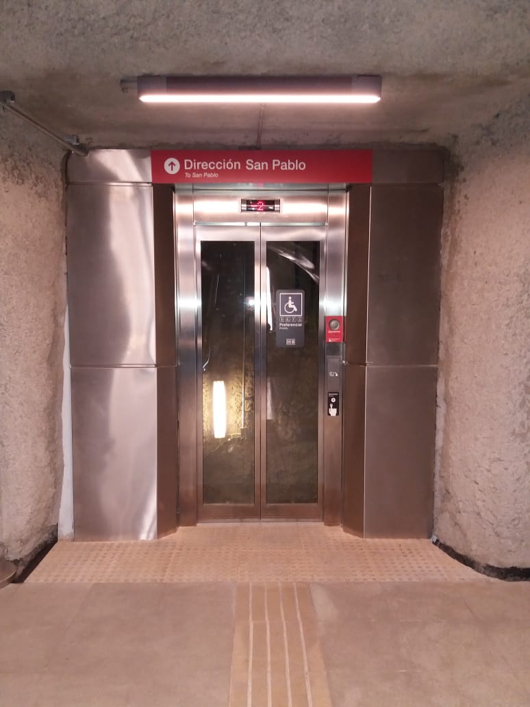 entrada de ascensor en acero inoxidable